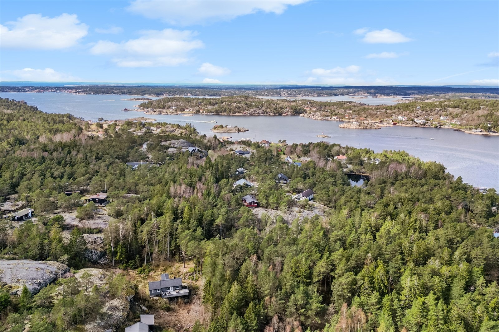 Fritidseiendommen er beliggende fint til på Søndre Sandøy i Hvaler kommun Galleribilde