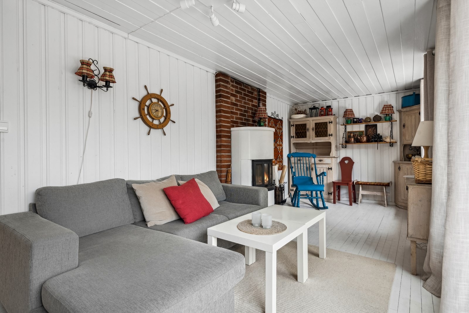 Her er det god plass til sofagruppe og og en flott peisovn med innsats. Galleribilde