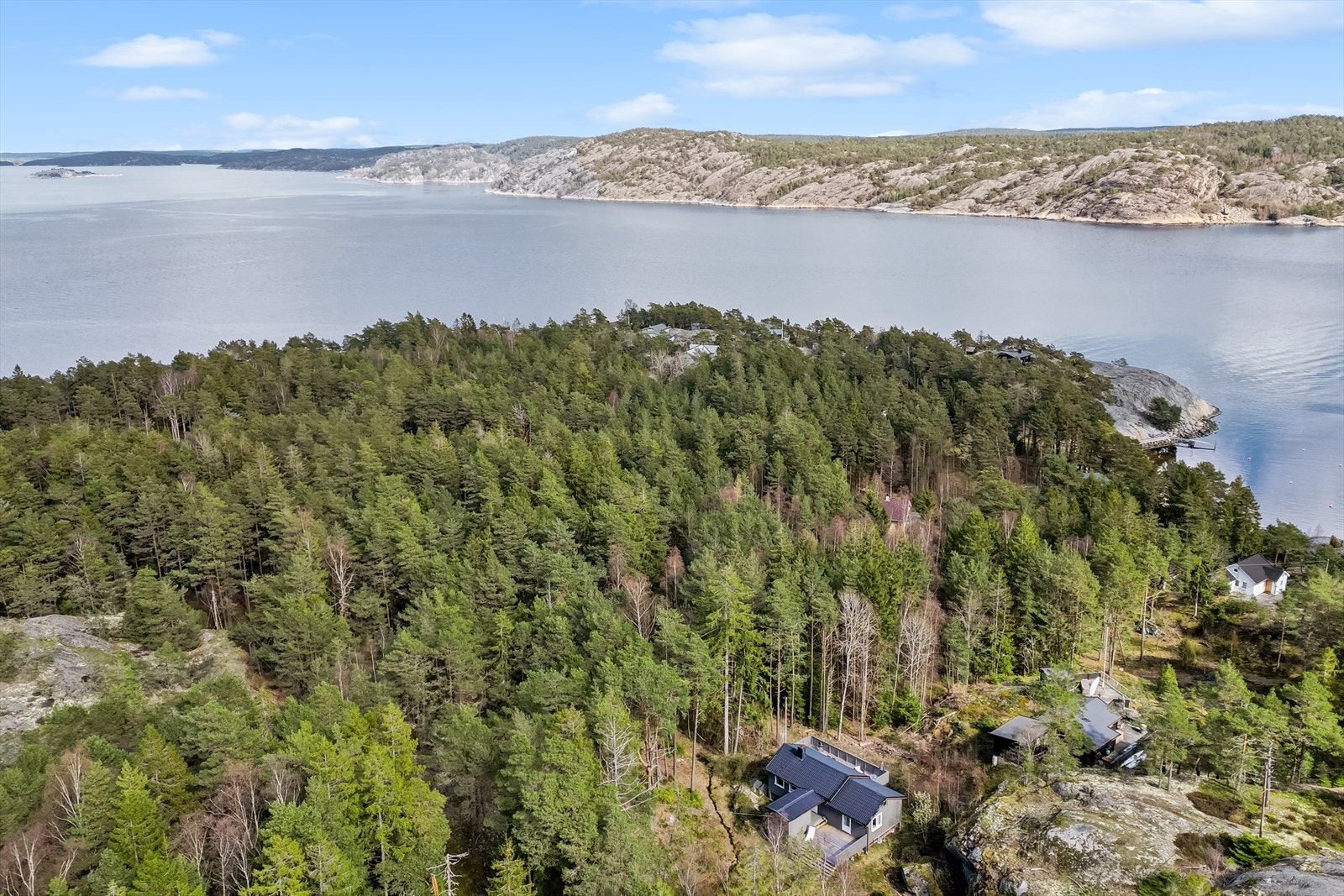 Eiendommen ligger lunt til i skogen ca. 150 m i luftlinje til strandsonen. Galleribilde