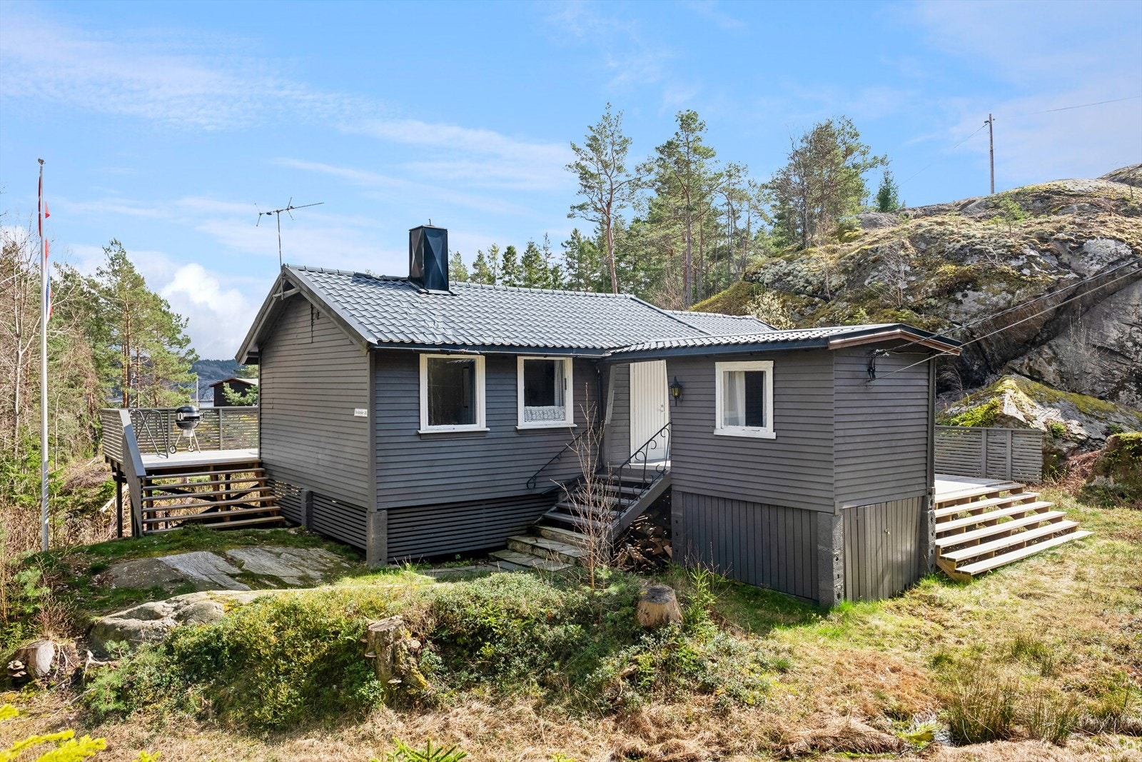 Sol fra morgen til kveld og det er oppført nye terrasser på begge sider av hytta. Ute er det god plass og mulighet for å følge solen gjennom hele dagen Galleribilde