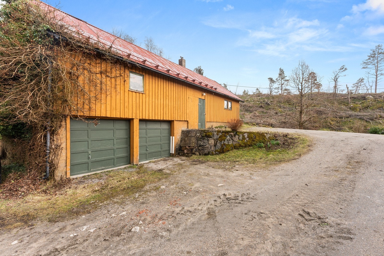 Mot vest er det 2 garasjer - mot øst er det også 2 garasjer som i dag brukes til traktor og andre redskaper Galleribilde