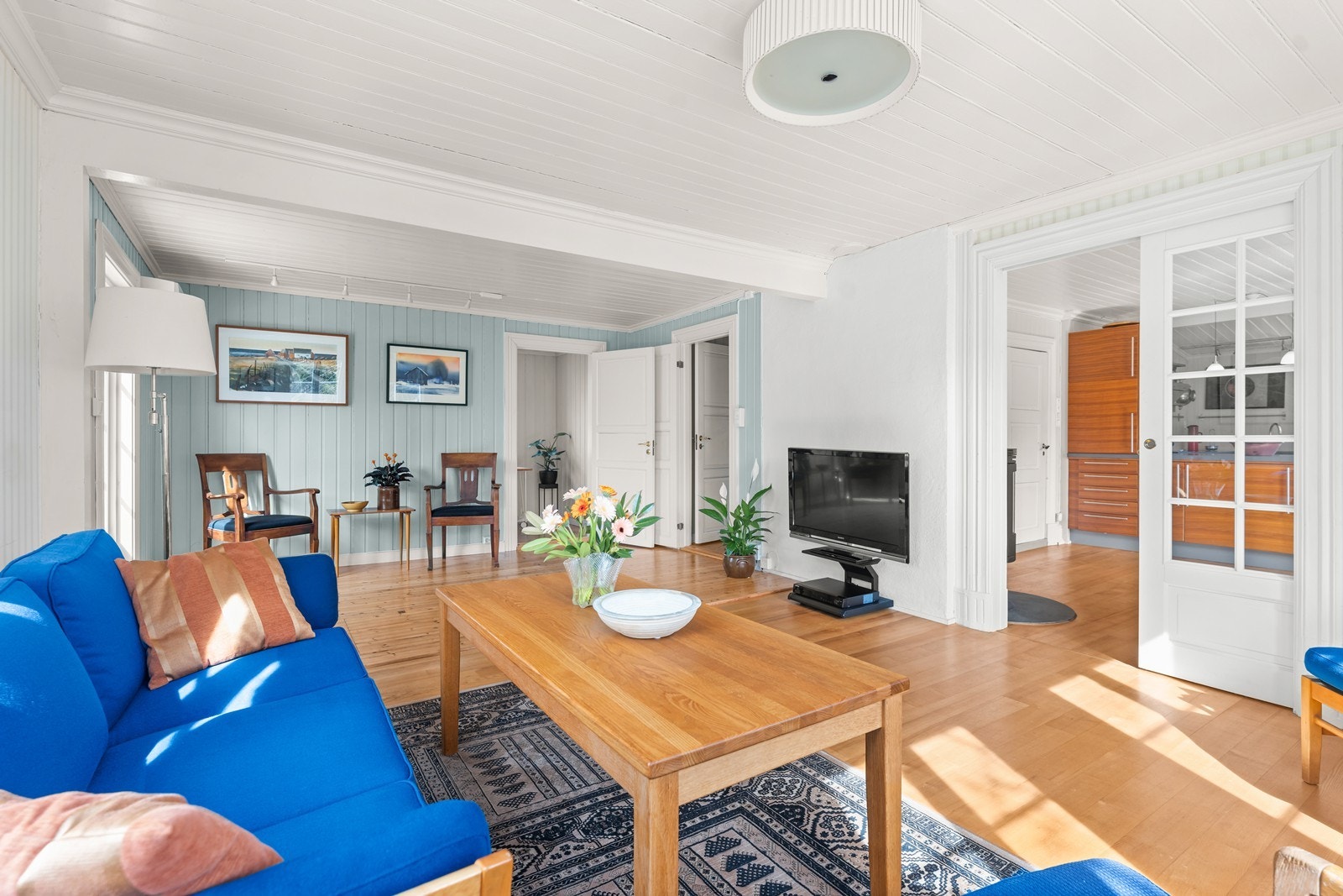 Åpen og lys stue som har bevart det autentiske uttrykket Galleribilde