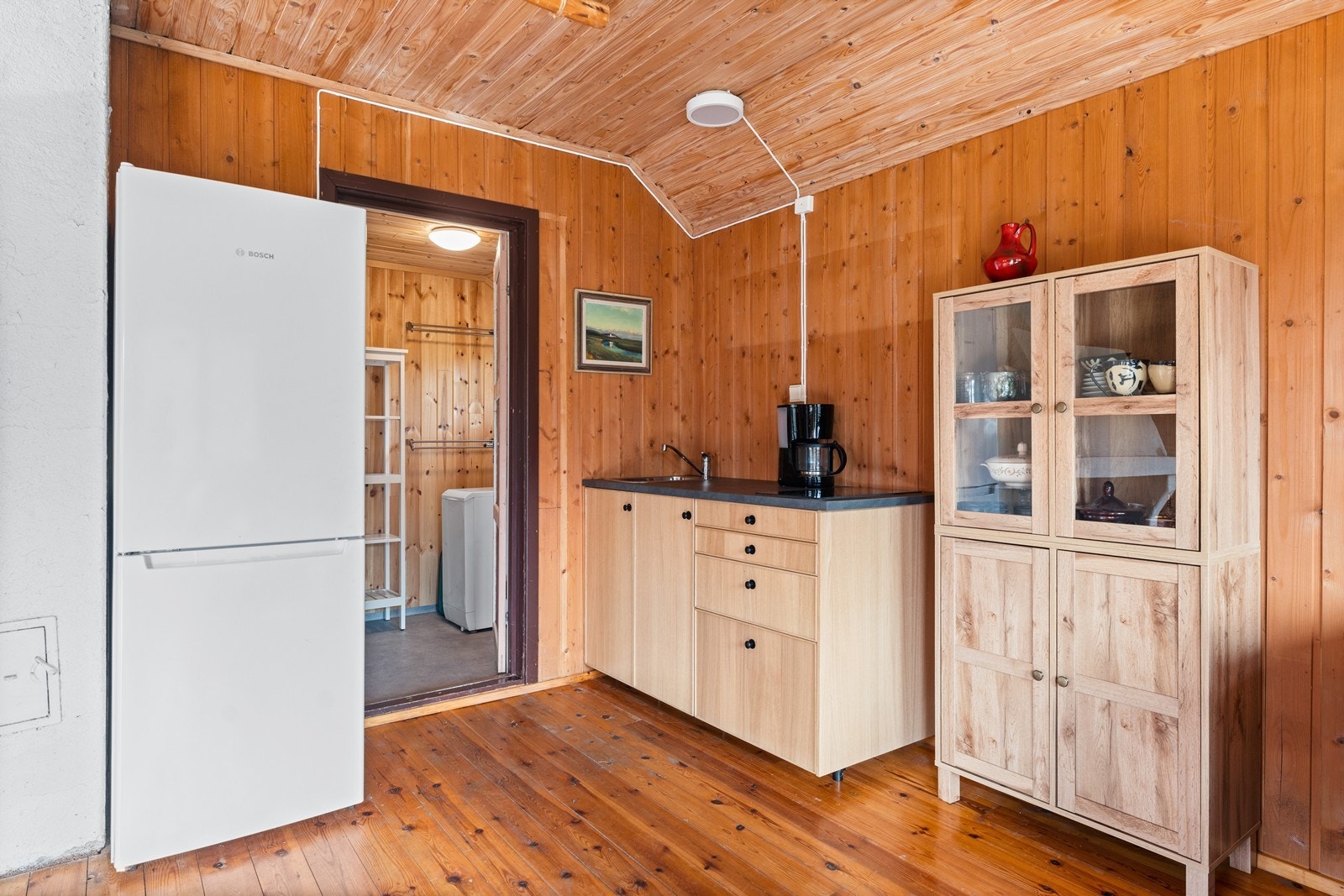 Badet er like innenfor oppholdsrommet Galleribilde