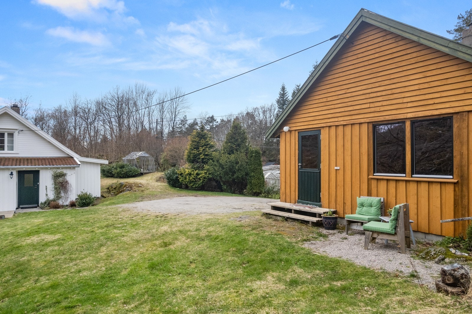 Egen inngang til arbeidsrom/stuen i uthuset Galleribilde