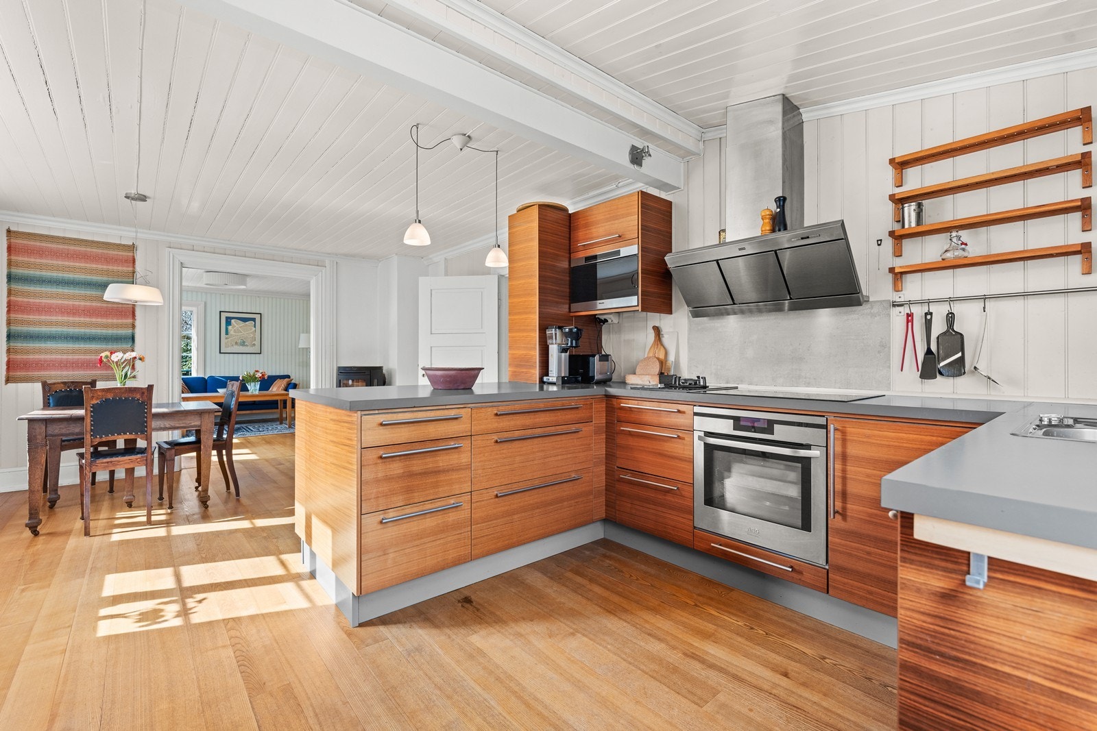 Kjøkkenet er romslig med god plass til spisebord, mye skapplass og gode arbeidsflater Galleribilde