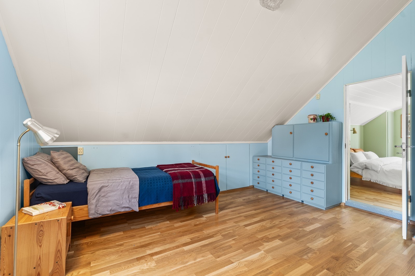 Det er tilgang til dette rommet fra både gangen og hovedsoverommet Galleribilde