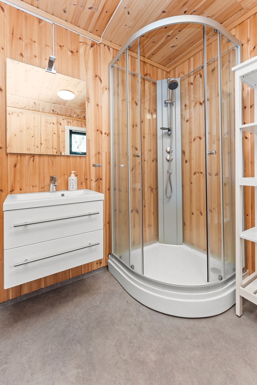 Uthuset er innredet med bad Galleribilde