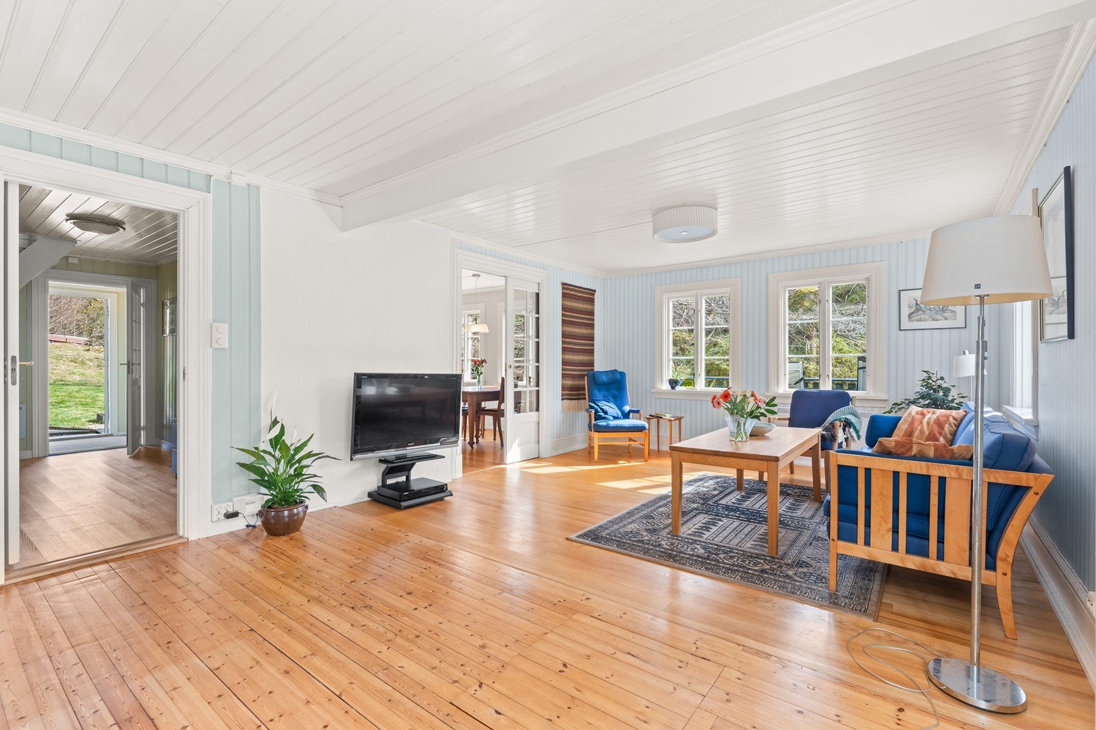 Det er tilgang til stuen fra både gangen og kjøkkenet Galleribilde