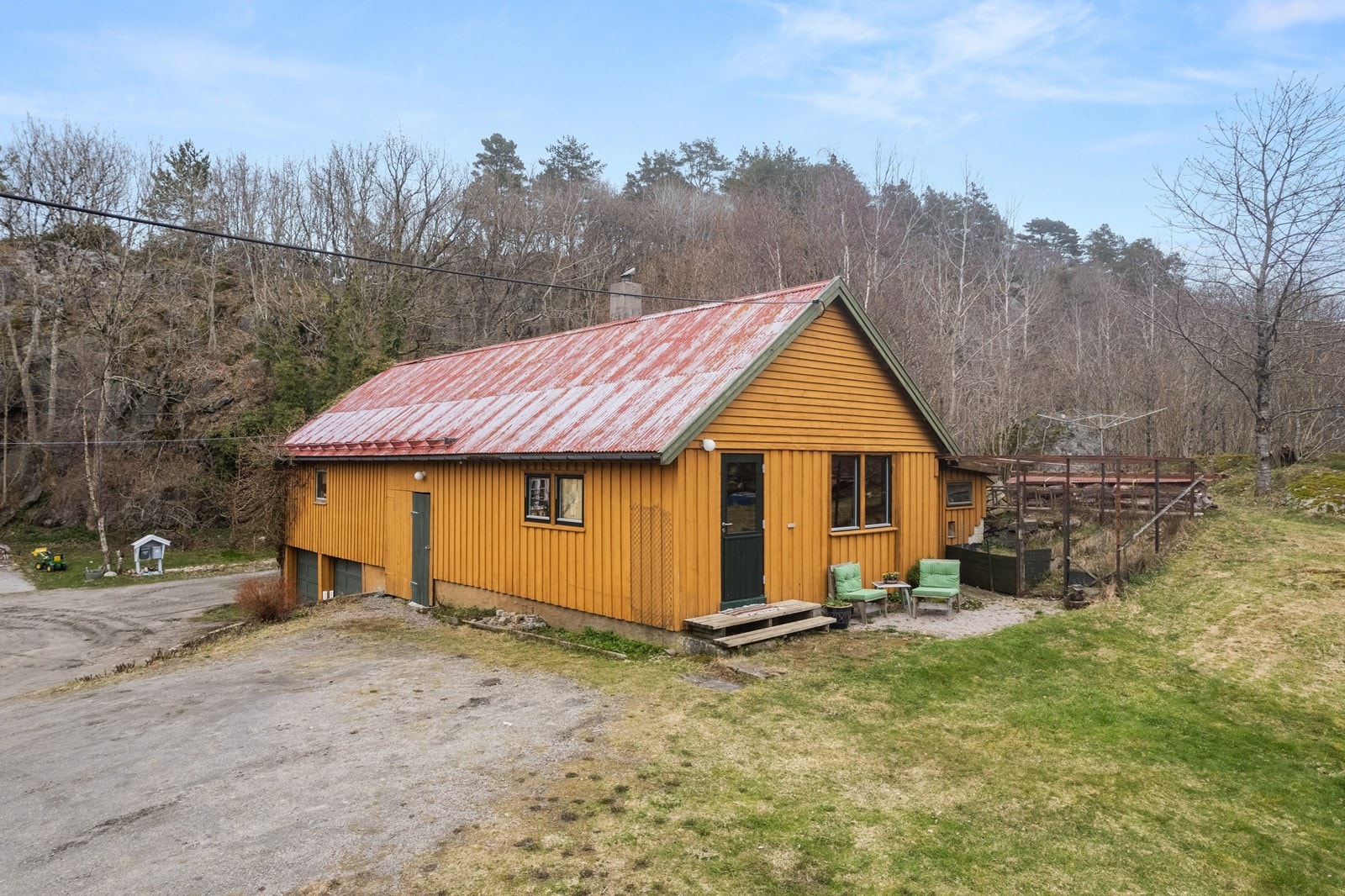 Innholdsrikt uthus med flere garasjer, verksted, lager og arbeidsrom - her er det også egen hønsegård Galleribilde