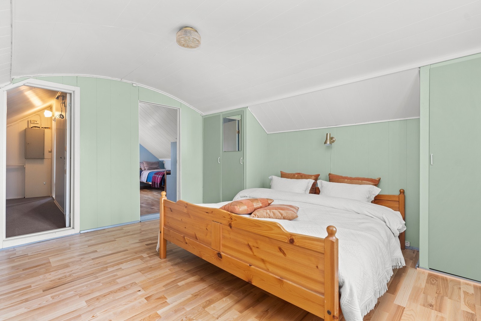 Her er det innredet med store garderobeskap og romslige kott Galleribilde