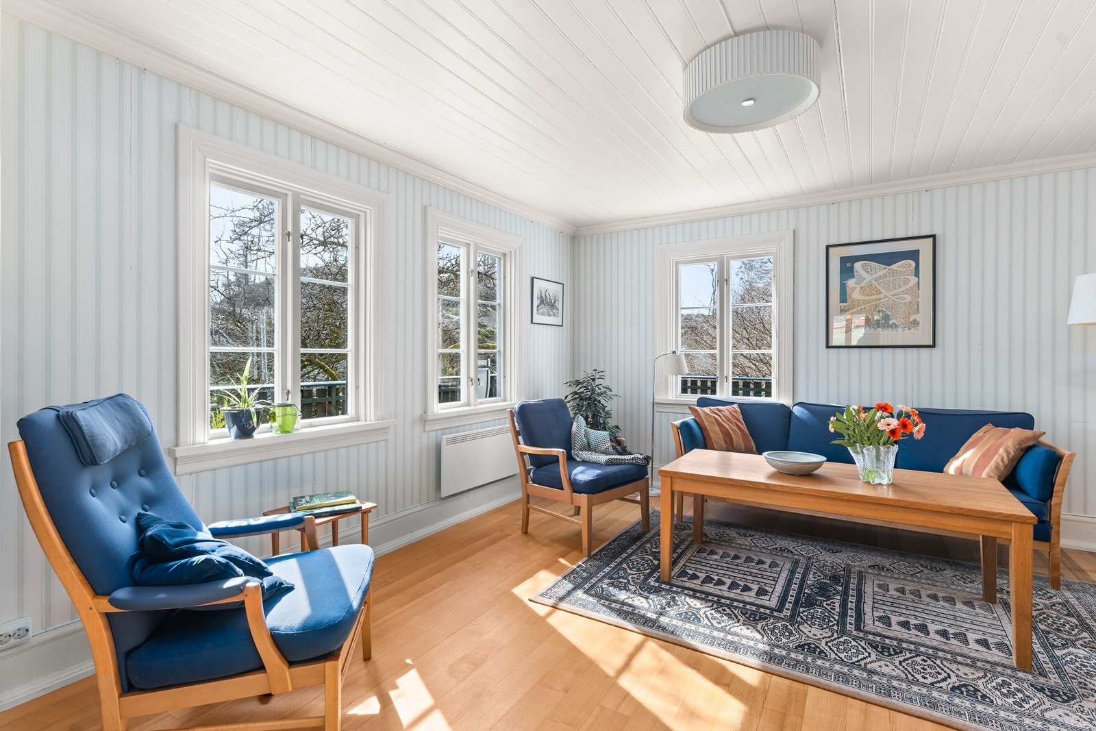 Klassiske vinduer med fin innramming - her får du mye lys som skaper en fin atmosfære i rommet Galleribilde