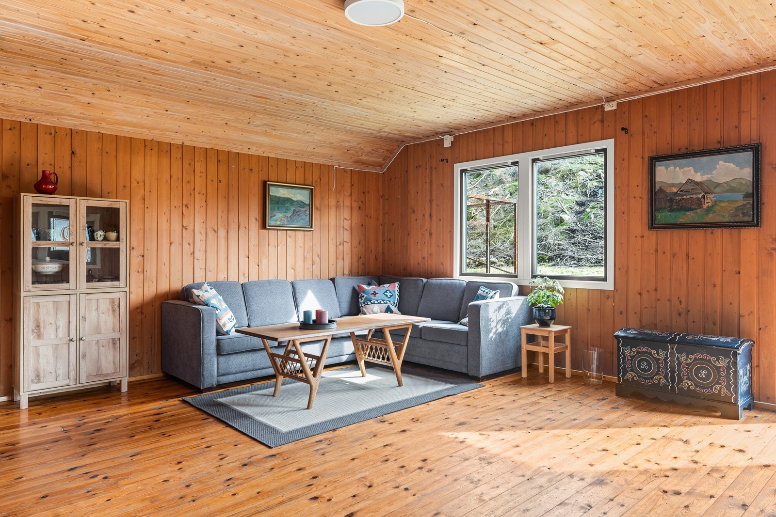 Arbeidsrom i uthuset innredet som stue Galleribilde