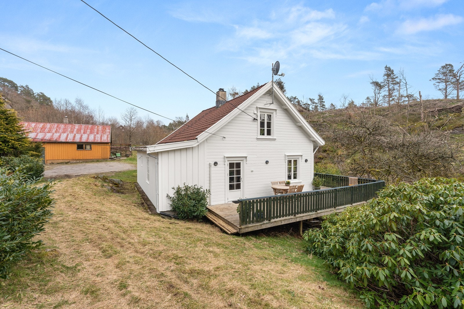 Terrasse/veranda rundt tre sider av boligen med god plass til flere sittegrupper Galleribilde