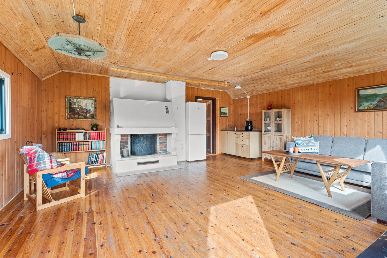 Stua har ildsted og kjøkkenkrok Galleribilde