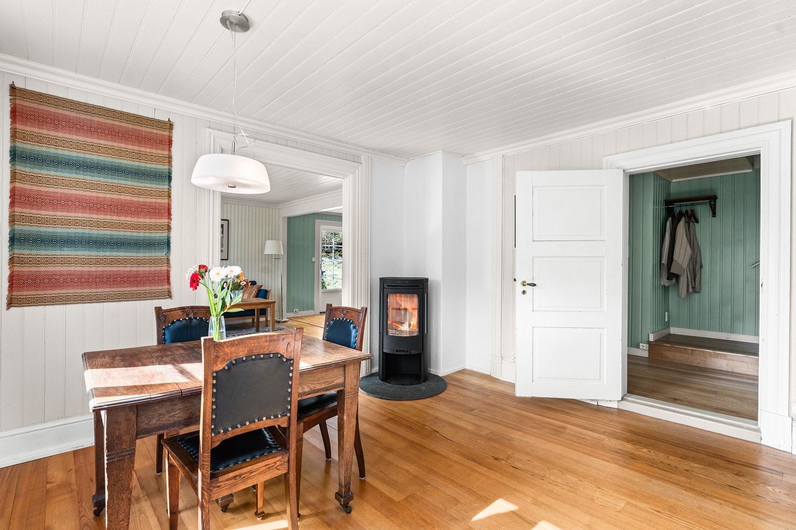 Ildstedet gir god varme til både kjøkkenet og stuen Galleribilde