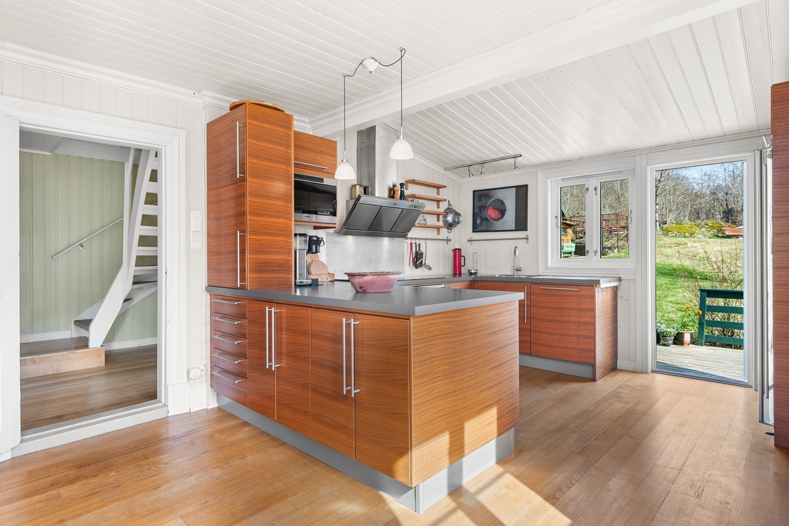 Flott kjøkken fra 2008 - utgang direkte til østvendt terrasse Galleribilde