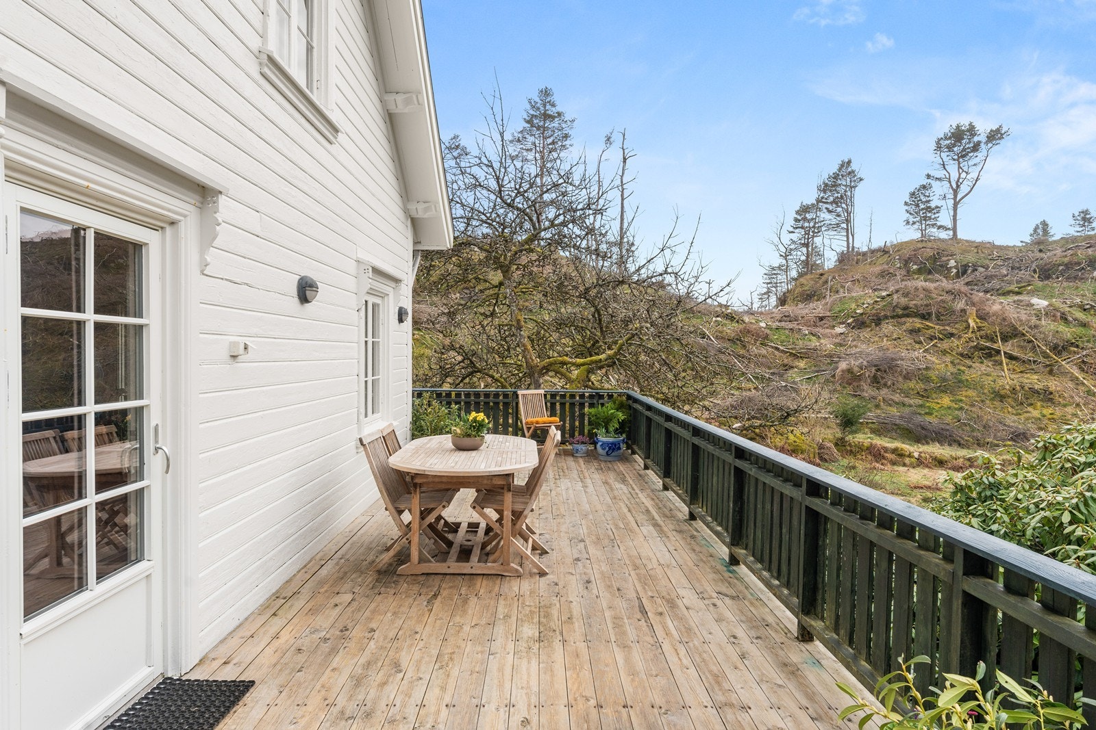 Området rundt er ryddet for skog og sikrer gode solforhold Galleribilde