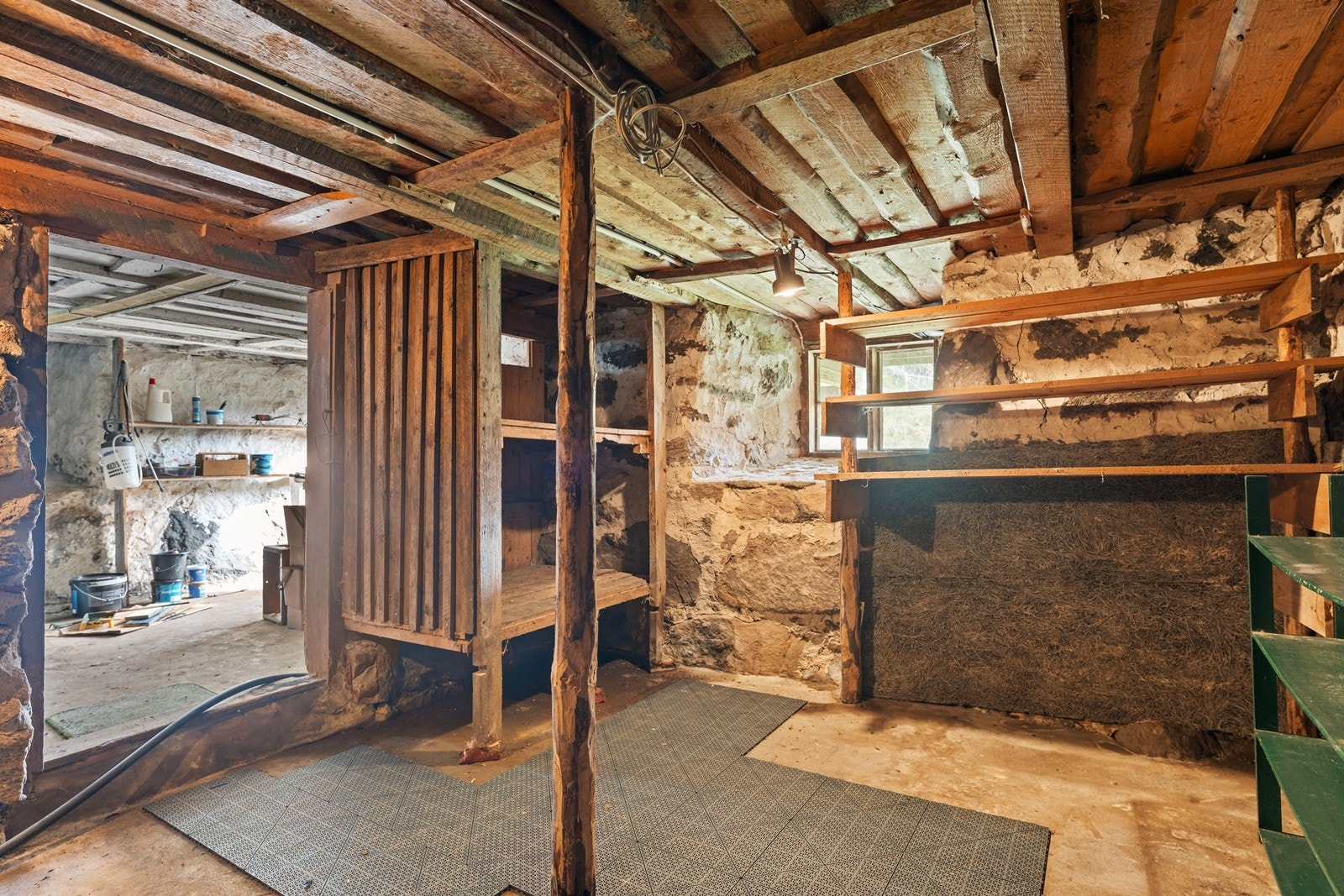 KJeller med 90 cm tykke vegger - her er det sval temperatur og flere lagringsmuligheter Galleribilde