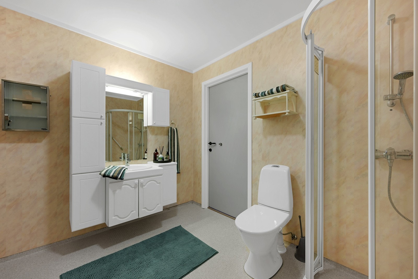 Badet er fra byggeår og nærmer seg oppussing - dog gulbelegg/v.kabler og våtromstapet Galleribilde