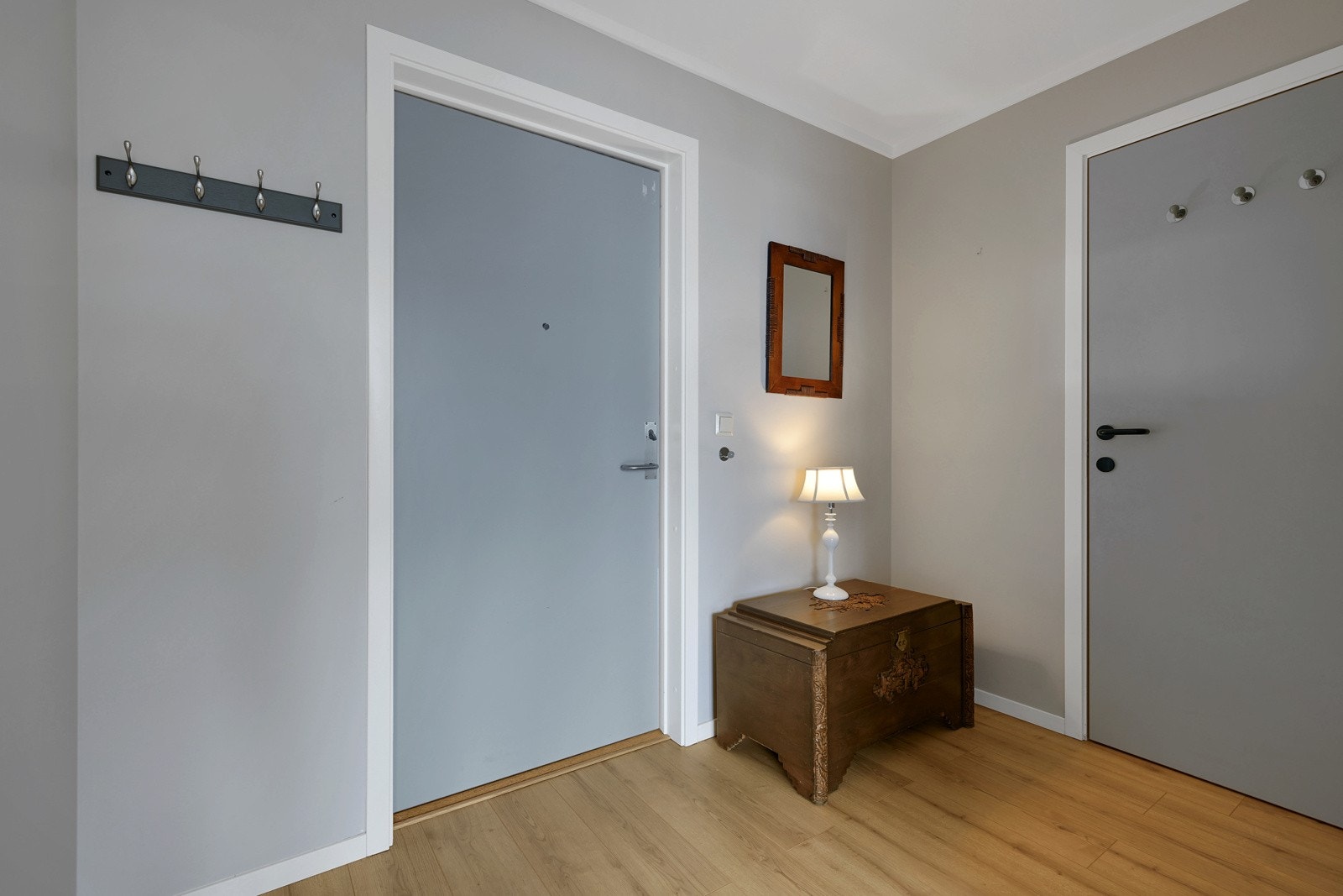 Entre med god plass for garderobe - døren til høyre er inn til den ene av tre boder Galleribilde