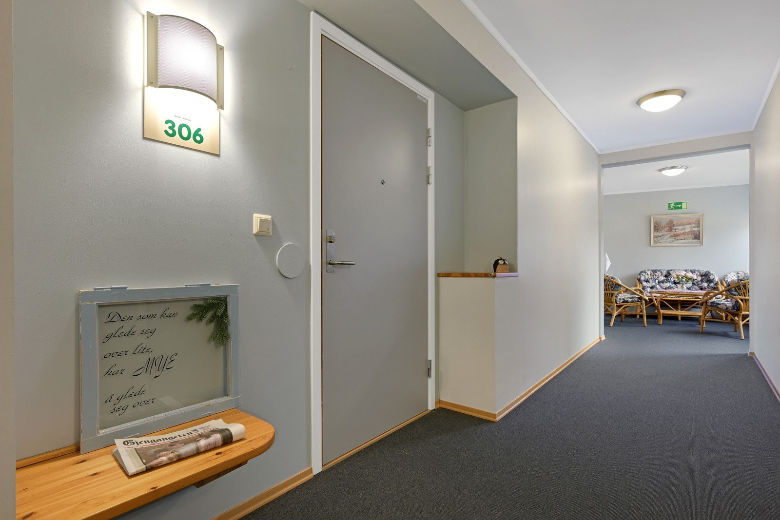 Da fortsetter vi inn i leilighet 306 - kjekt med Gjengangeren på døra... Galleribilde