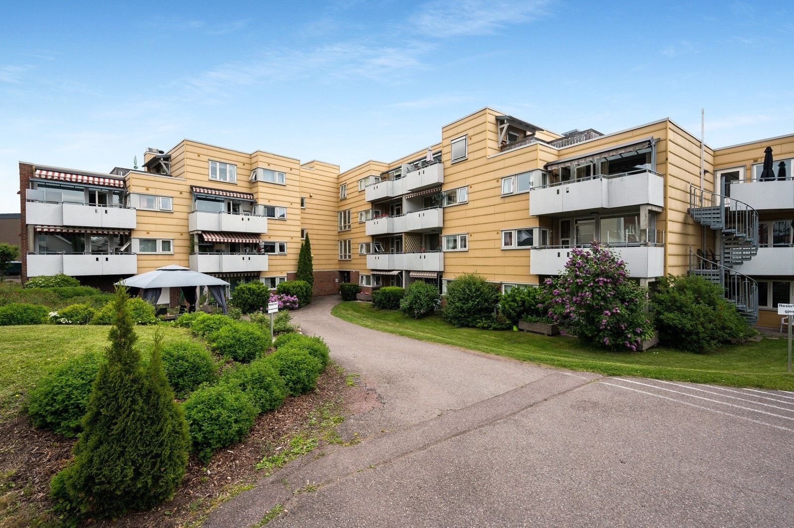Borettslaget har også noen garasjer og parkeringsplasser i bakgården Galleribilde