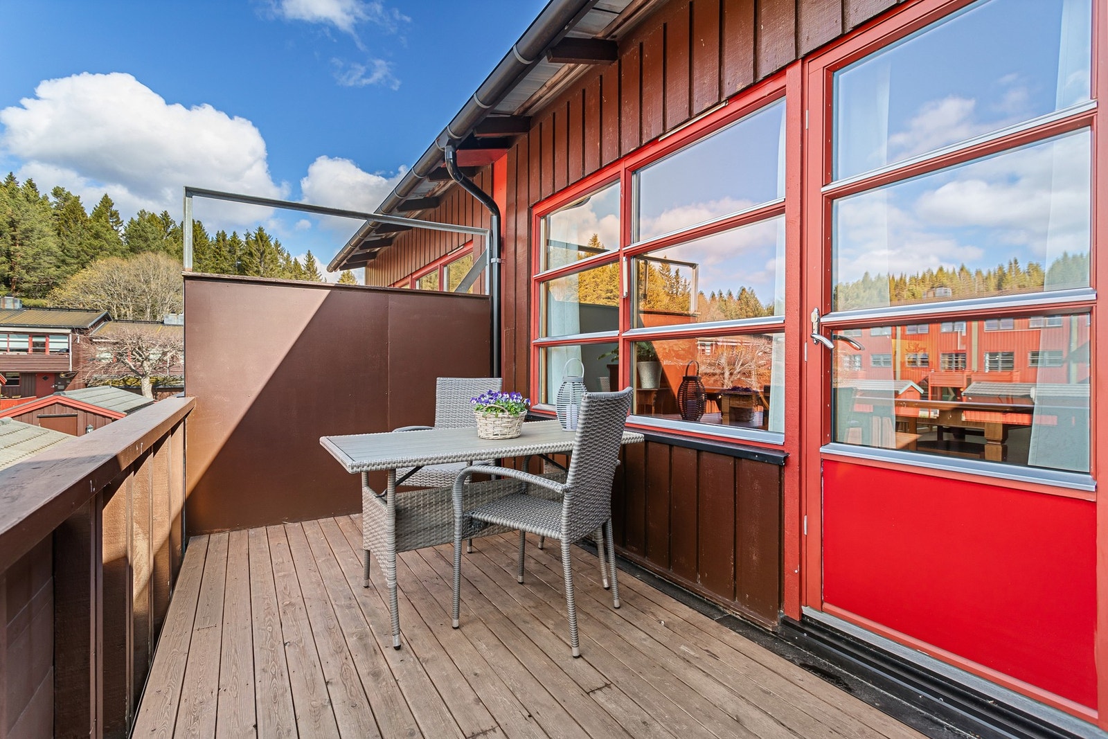 Vestvendt terrasse med gode solforhold og god plass til ønsket utemøblement. Galleribilde