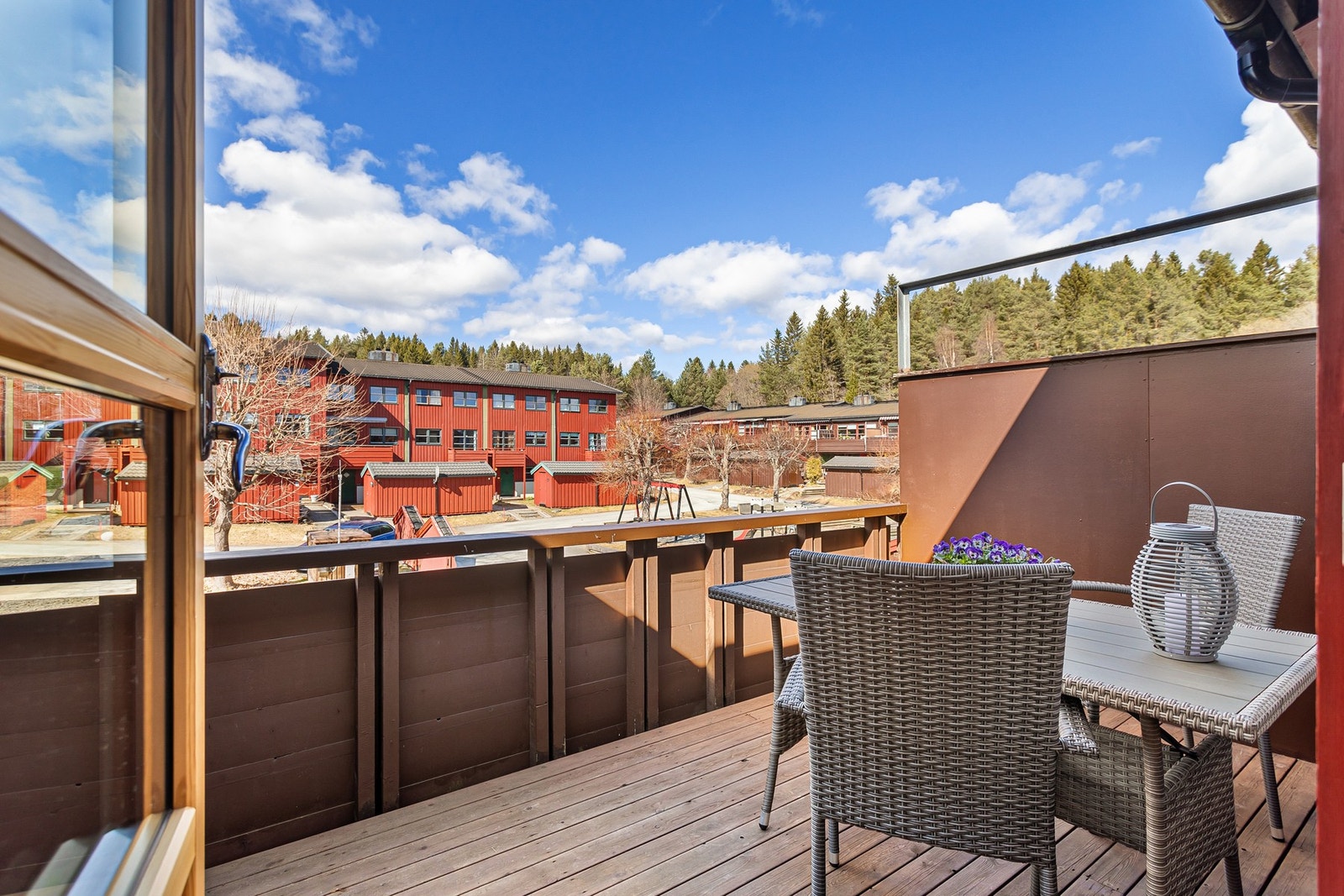 Fra spisestuen er det utgang til en herlig terrasse på 11 kvm. Galleribilde