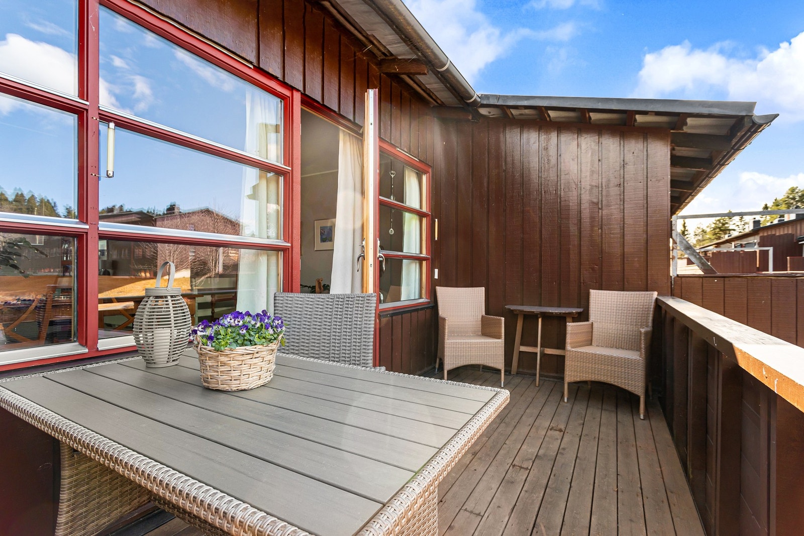 Boligen har flere solrike uteområder og har en attraktiv beliggenhet i et rolig og veletablert borettslag på Flatåsen. Galleribilde