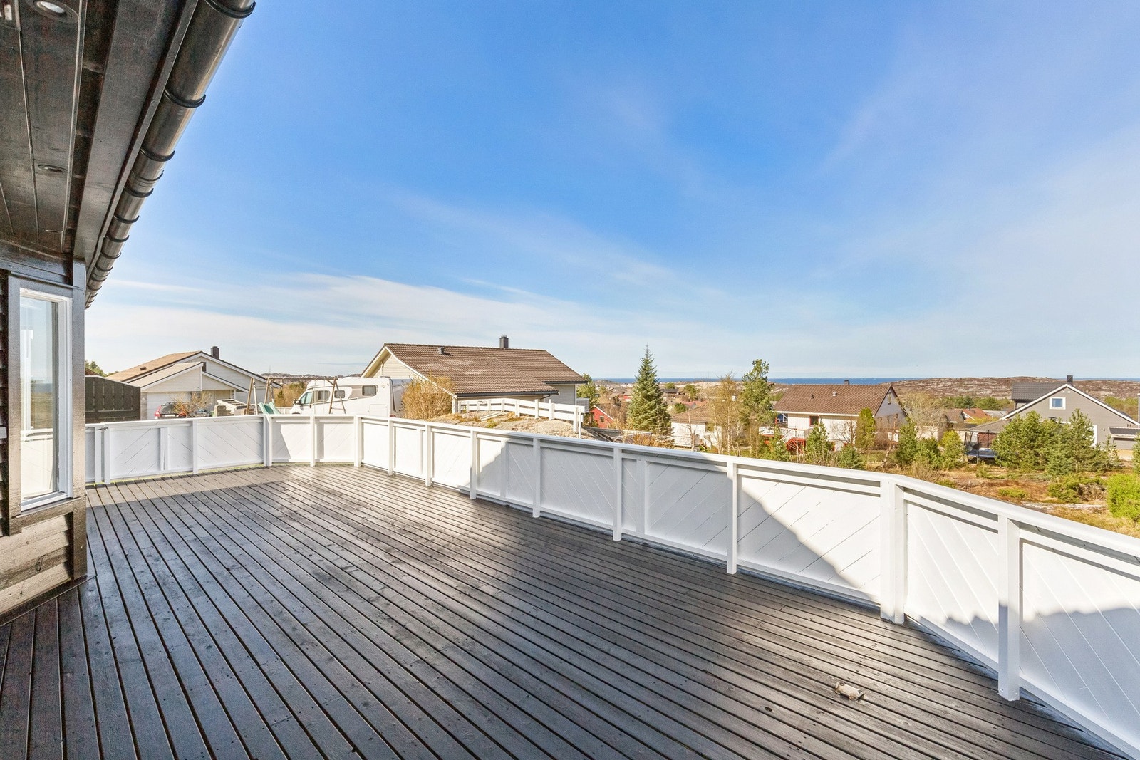 Godt med plass på veranda - hvor man kan nyte den fine utsikten Galleribilde