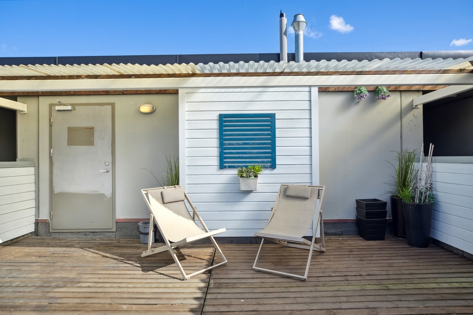 Varme dager nytes på en felles takterrasse, og bygget har heis til alle etasjer. Galleribilde