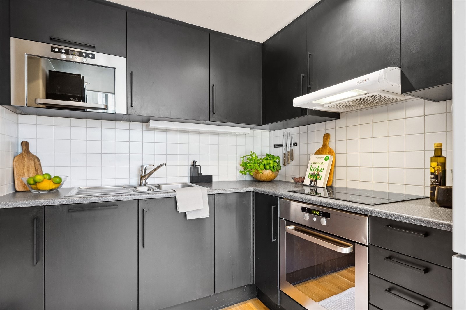 Innredningen er moderne, oppført i en funksjonell L-form med god arbeidsflyt og skapplass. Galleribilde