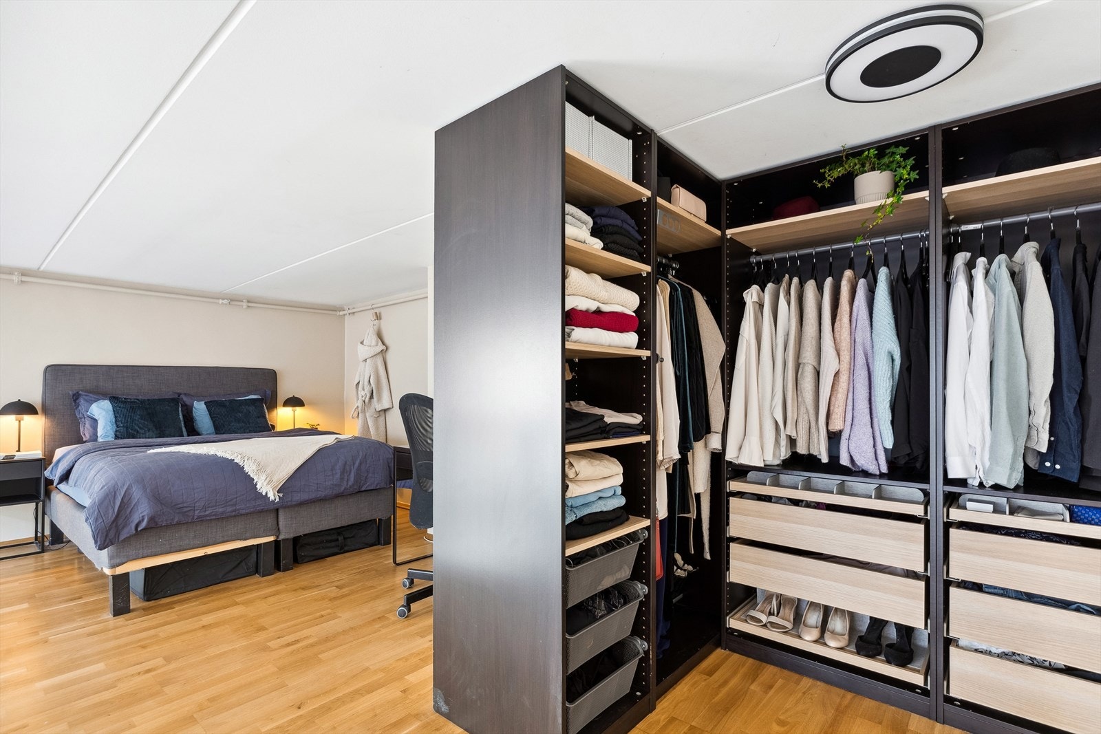 På mesaninen er det montert et stort og åpent garderobeskap med skuffer, hyller og stenger for oppheng. Galleribilde