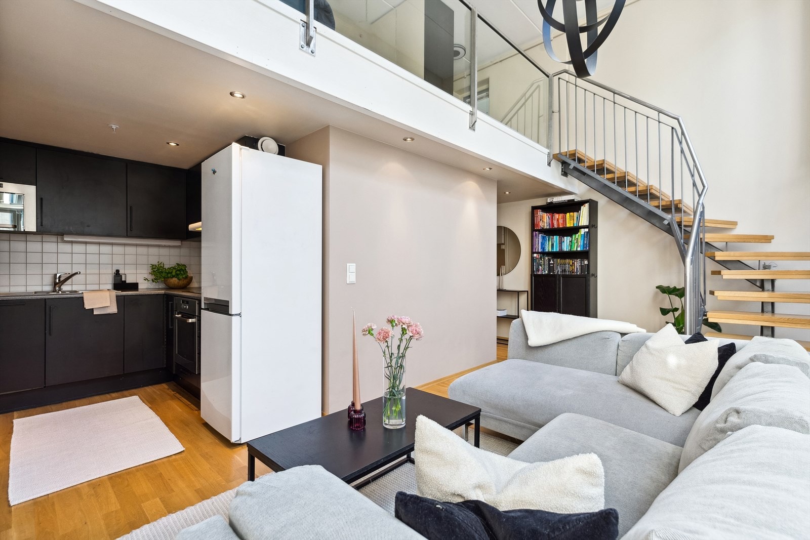 Kjøkkenet ligger i en noe avgrenset del, der downlights tilfører lys til arbeidsflatene. Galleribilde