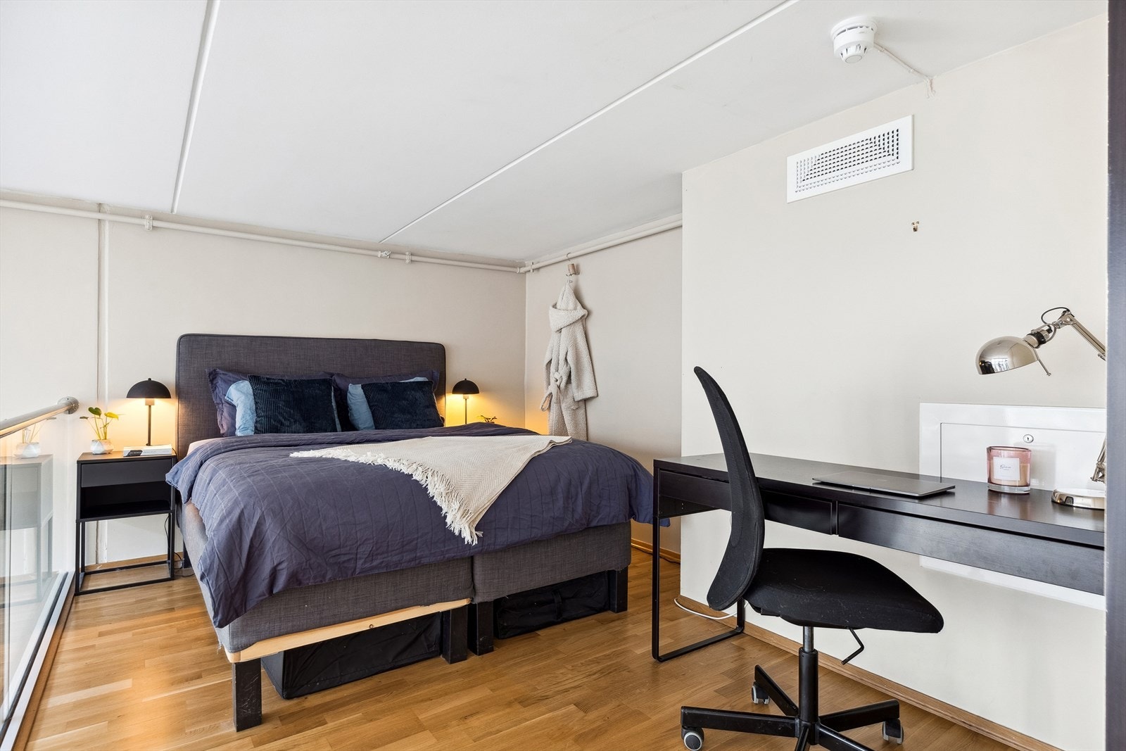 Her er det plass til både kontorkrok og dobbeltseng. Galleribilde