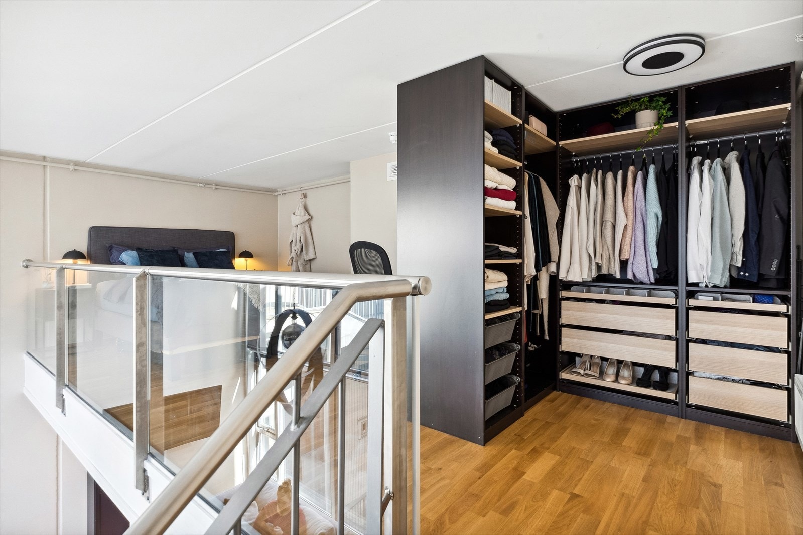 Over stuen er det en mesanin på ca. 16 m², med stilrent glassrekkverk mot etasjen under. Galleribilde