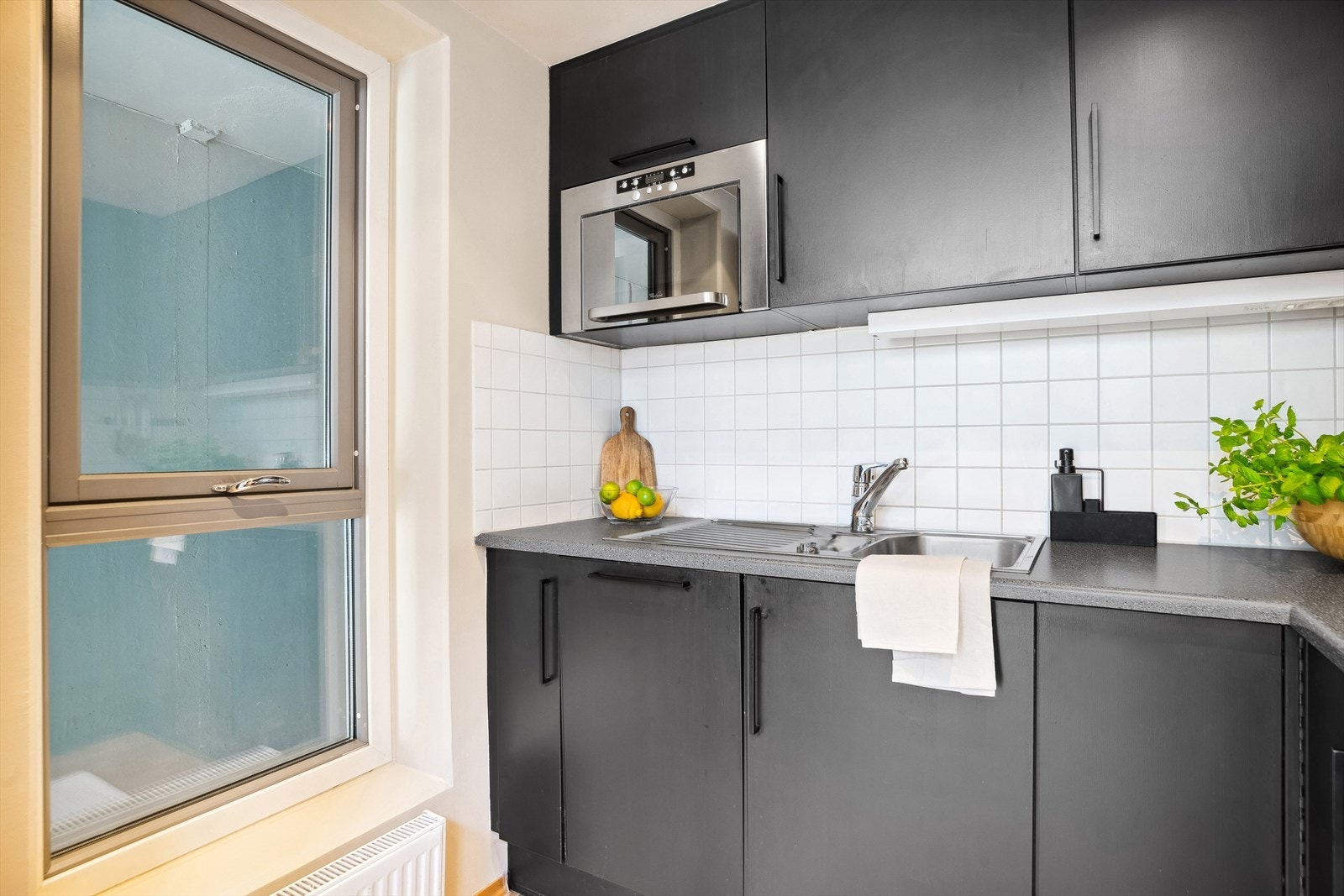 Integrert i innredningen har kjøkkenet platetopp, stekeovn, oppvaskmaskin og mikrobølgeovn. Galleribilde