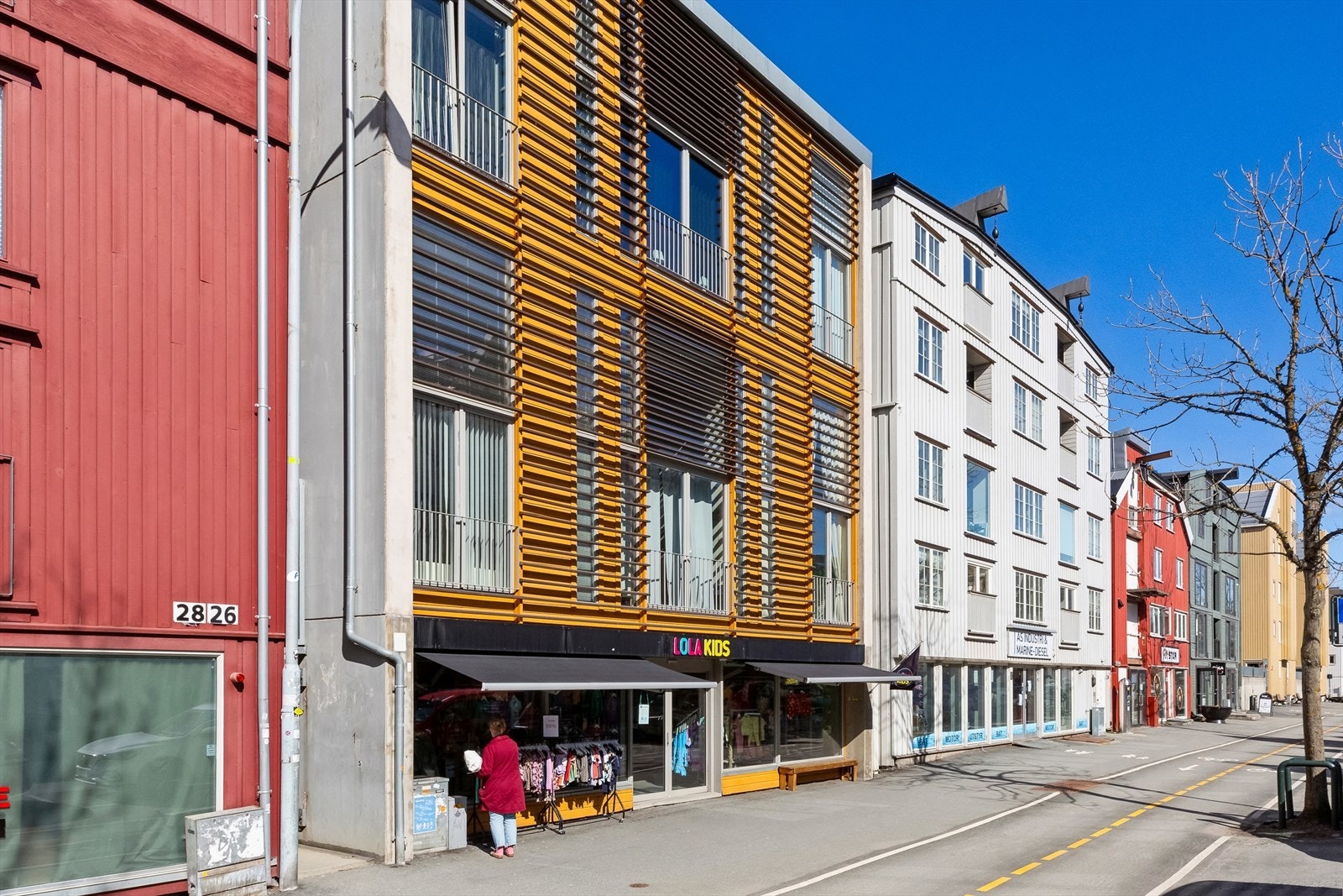 Beliggenheten er populær og meget sentral nært alt , med gangavstand til BI, NTNU og St. Olavs. Galleribilde