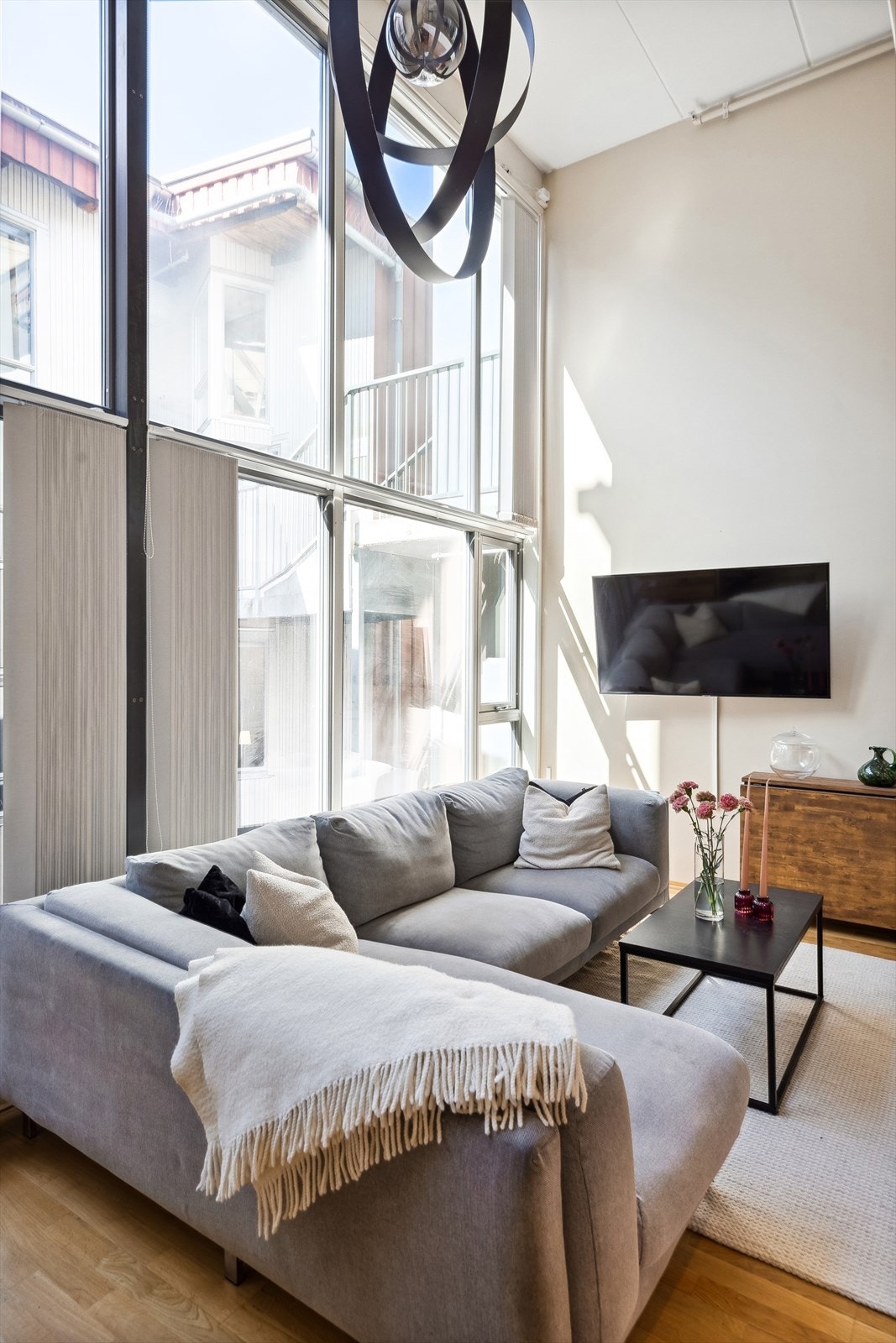 Planløsningen byr på en åpen stue-/kjøkkenløsning, der stuedelen har imponerende takhøyde og en stor vindusflate. Galleribilde