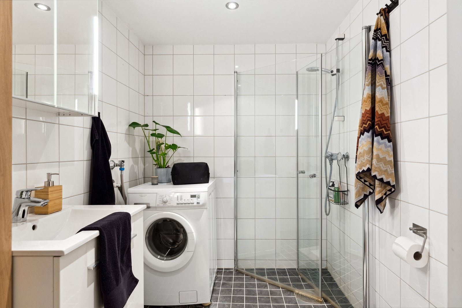 Dagene får en god start på et delikat og helfliset bad med varme i gulvet. Galleribilde