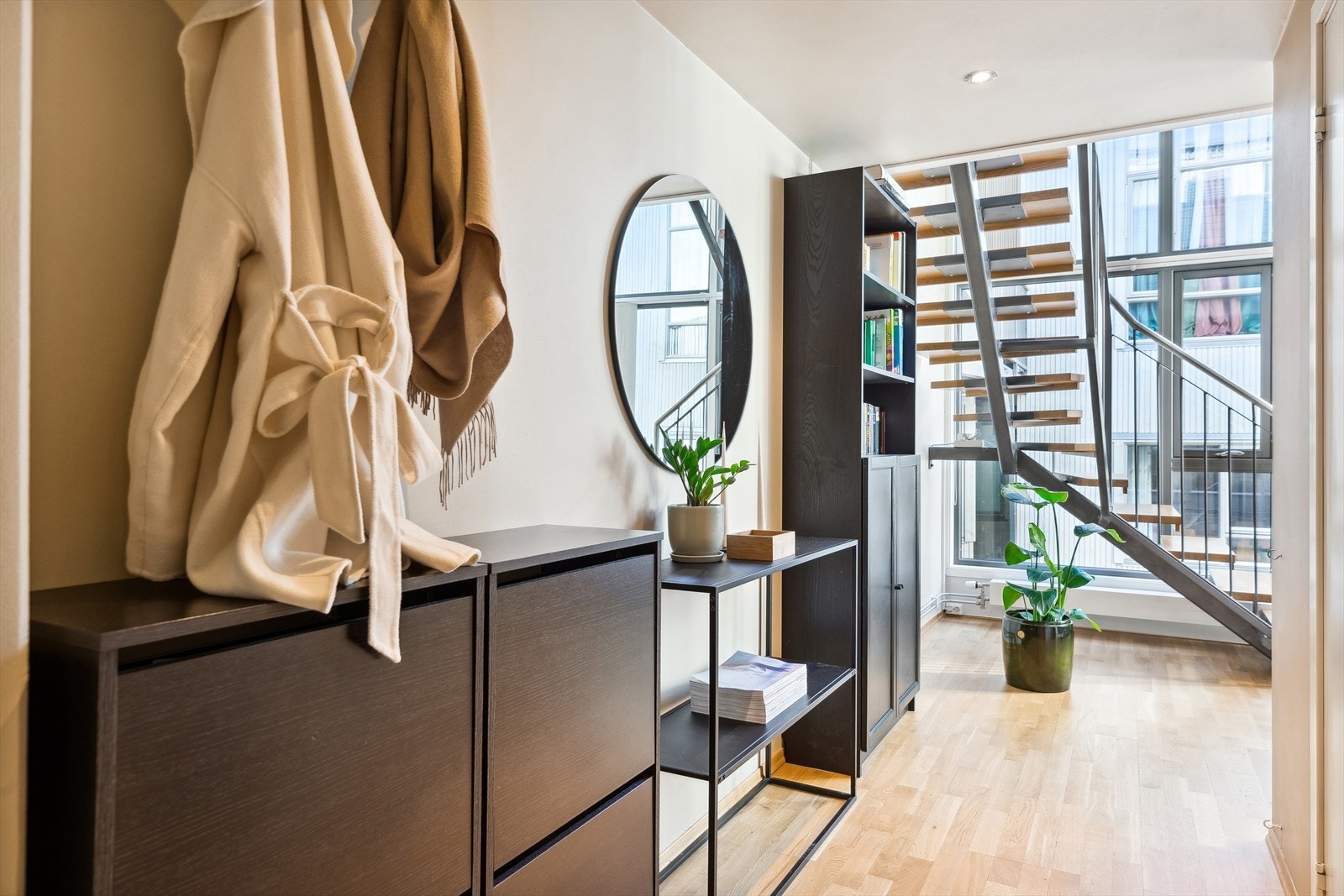 Man ønskes velkommen av en entré med downlights i himlingen. Galleribilde