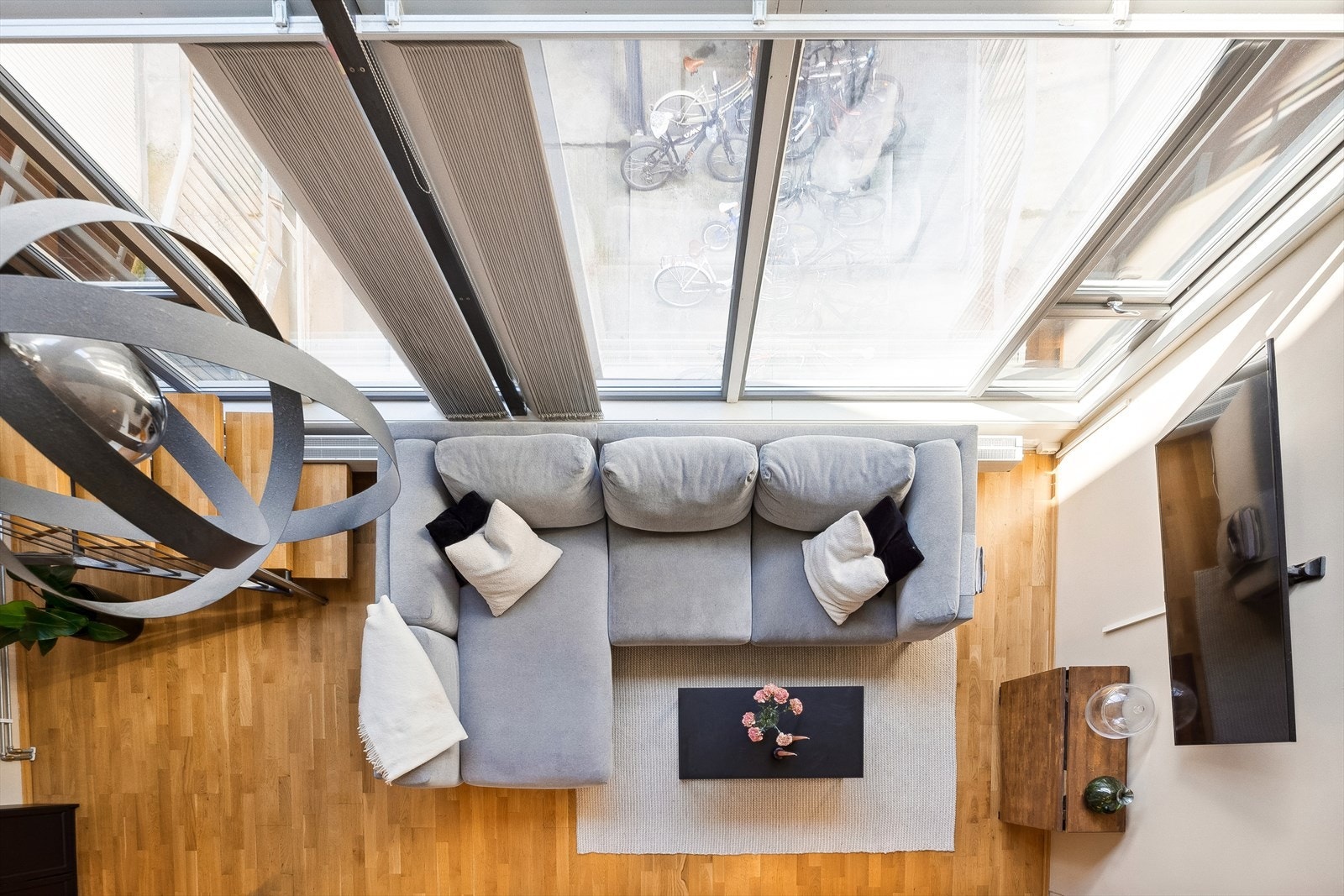 Sammen skaper alt lyset og den åpne himlingen en herlig og luftig atmosfære i stuen. Galleribilde