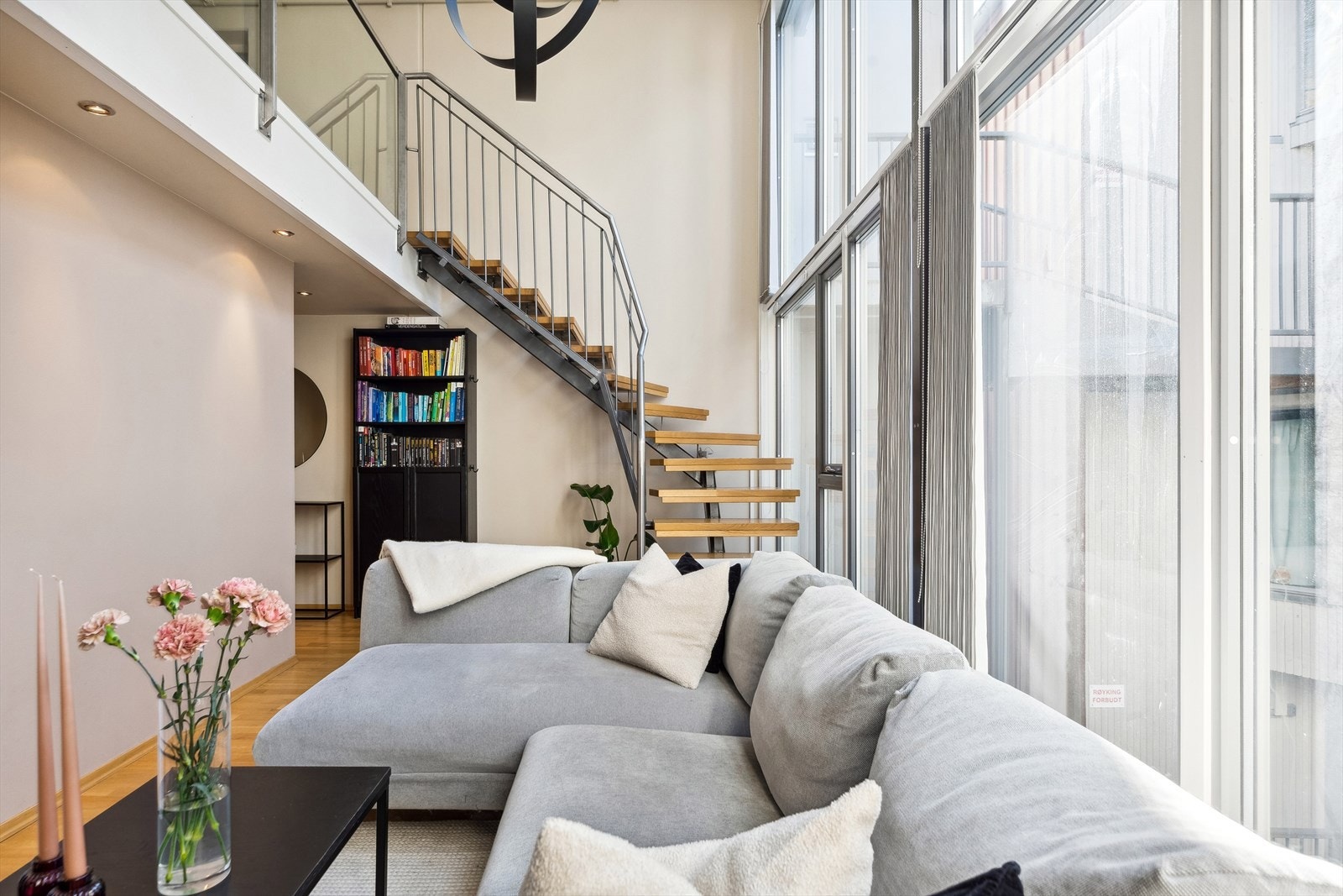 Dagslyset suppleres fint av downlights i deler av stuehimlingen. Galleribilde