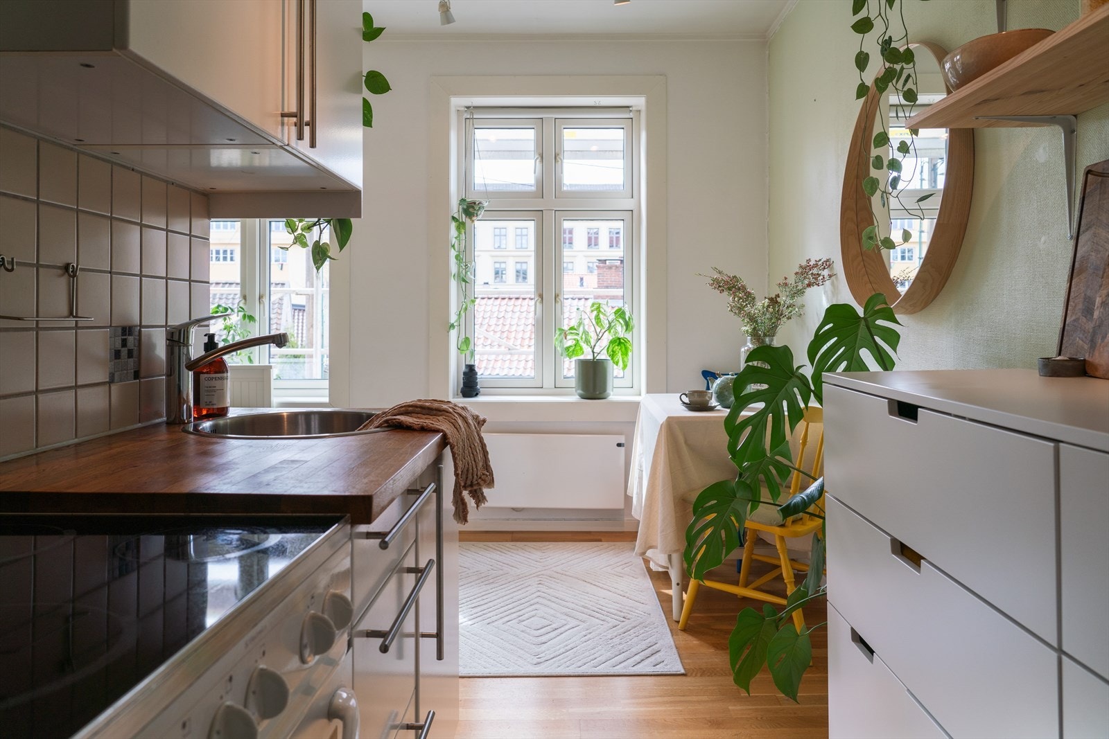 Leiligheten har en praktisk og arealsmart IKEA-kjøkken med hvite fronter. Galleribilde