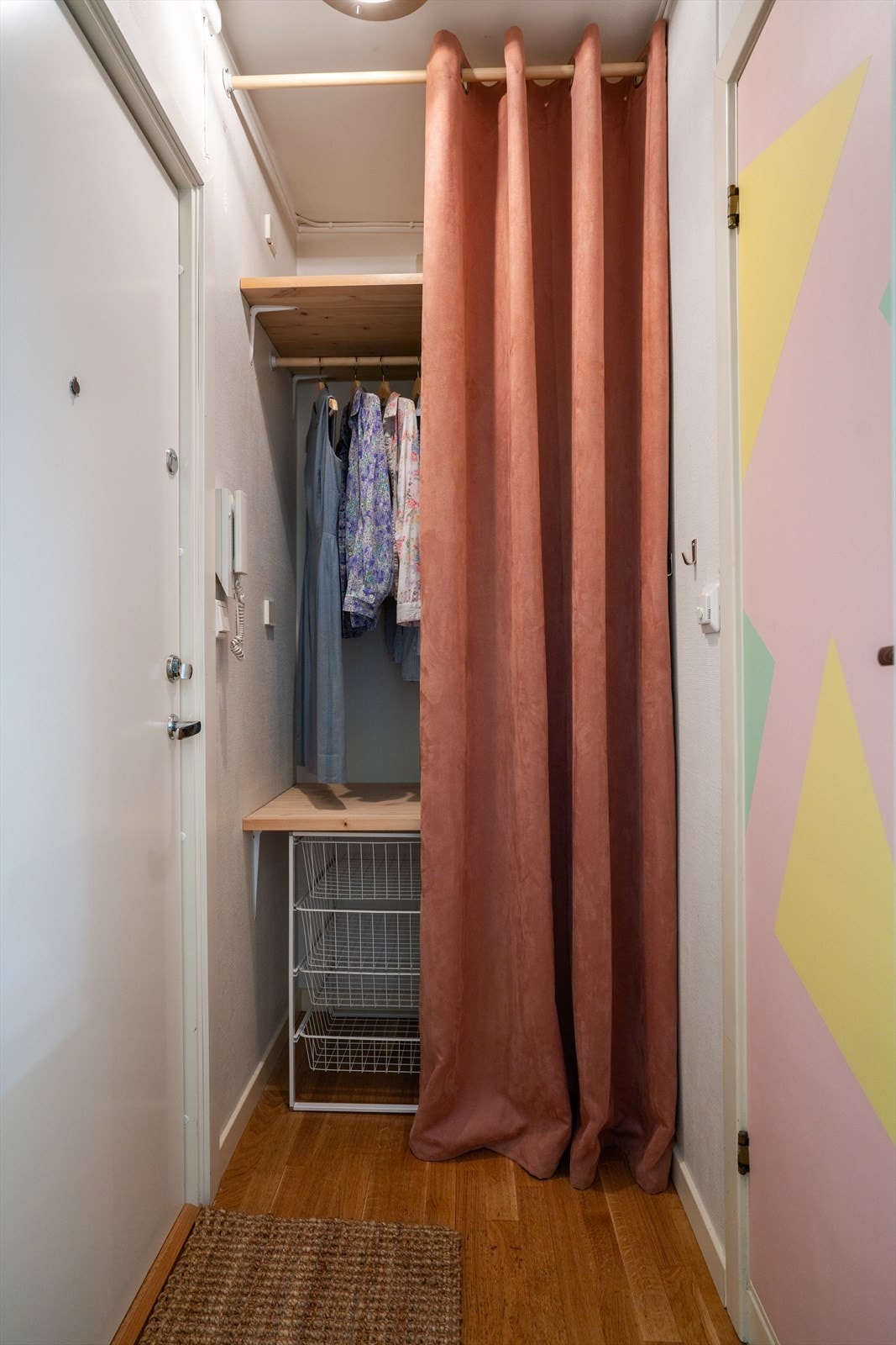 I gangen er det satt opp en garderobeløsning for klær og annet. Galleribilde