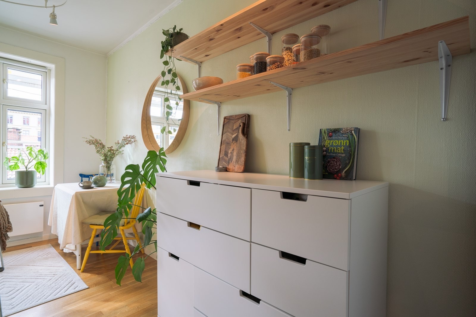 Leiligheten har flere hyller oppsatt for oppbevaring. Galleribilde