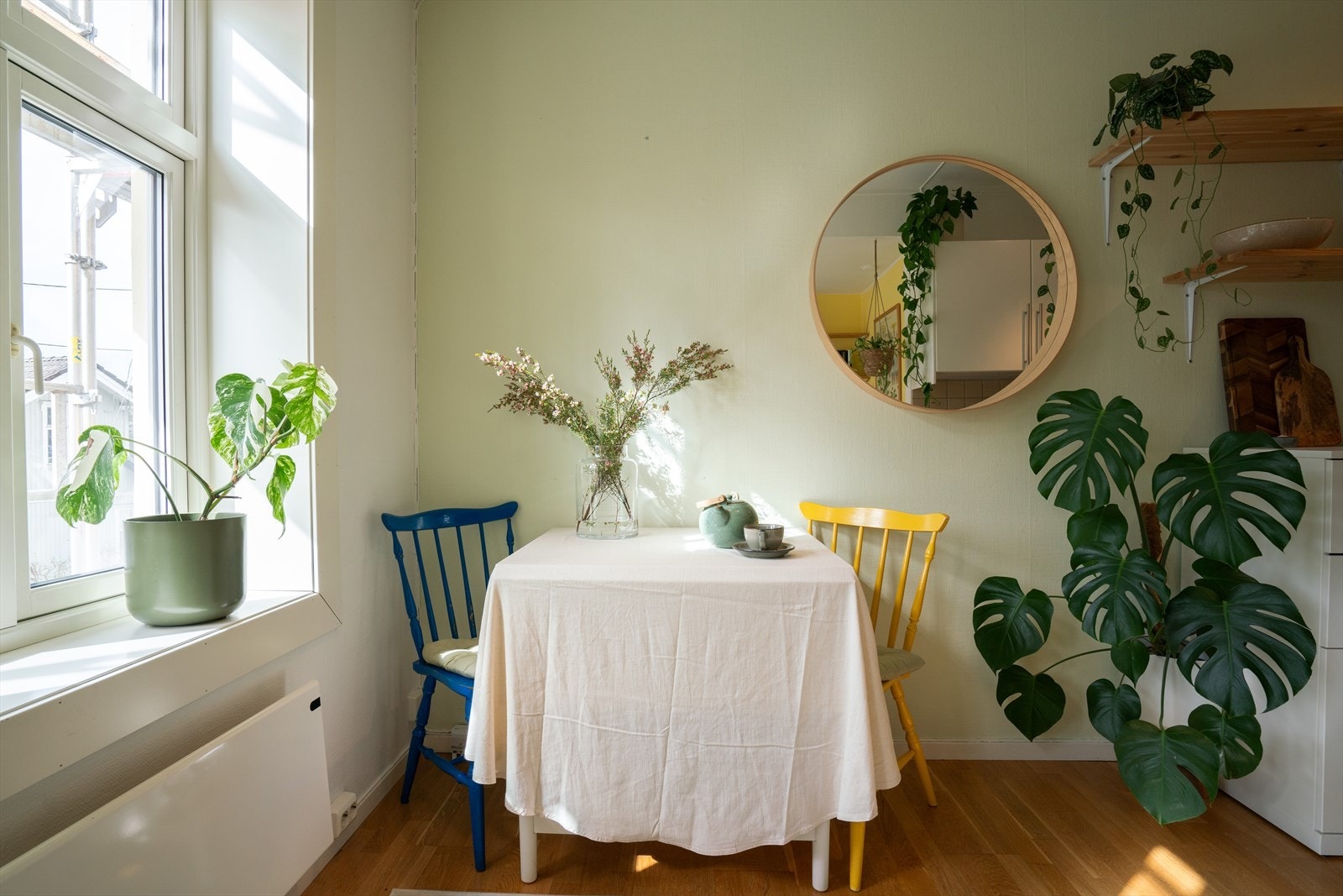 Leiligheten kan inndeles i naturlige soner for seng eller spisebord/sofa. Galleribilde