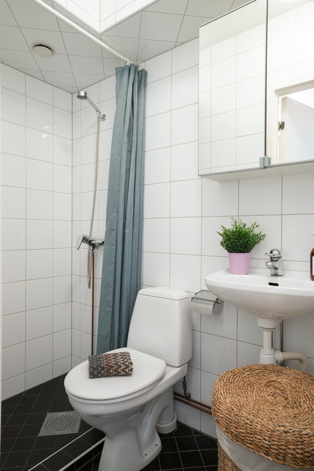 Fra gangen har du adkomst til et pent flislagt bad fra 2004 med varmekabler i gulv. Galleribilde