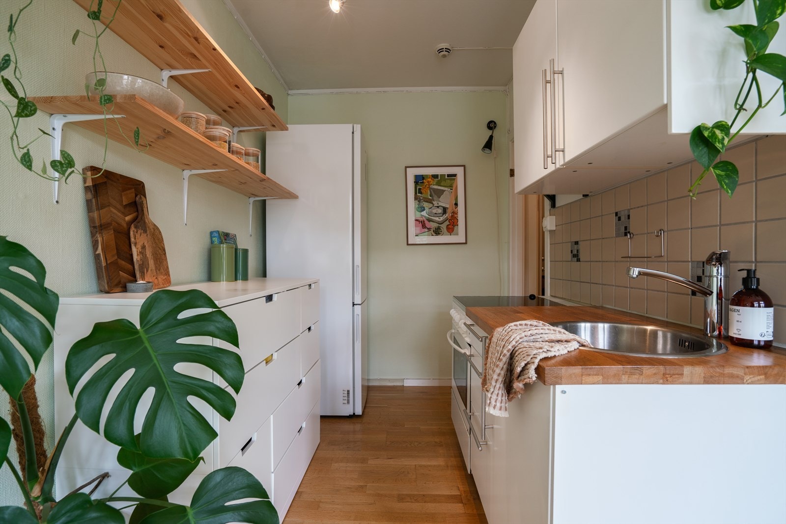 Nåværende selger har satt inn ekstra kommode for ekstra oppbevaringsplass. Om ønskelig, kan dette lett erstattes med overskap for ekstra skap- og benkeplass. Galleribilde