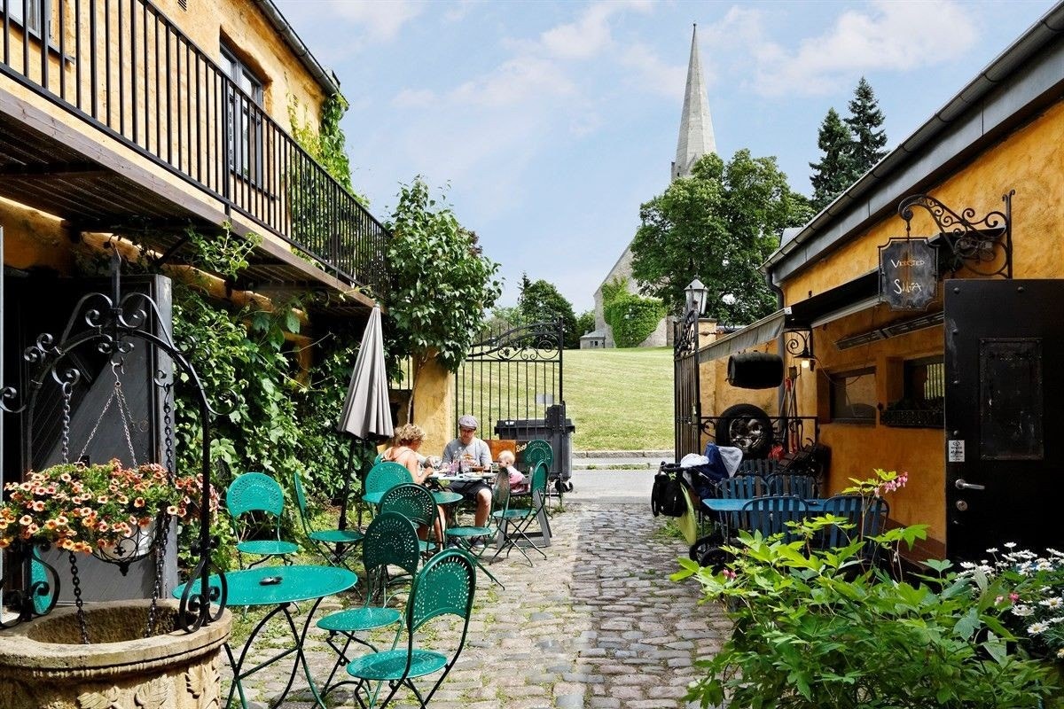 En kort spasertur unna finner du blant annet Smia Bar, en nydelig lokalrestaurant. Galleribilde